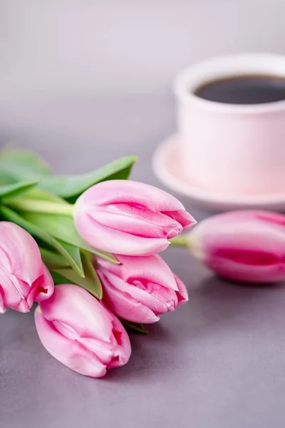 Wiosna Różowe Tulipany Czarna Kawa Różowym Kubku Szarym Tle Przestrzeń — Zdjęcie stockowe
