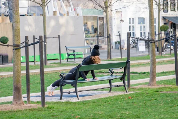 Copenhague Dinamarca Noviembre 2018 Chica Haciendo Ejercicio Correa Calle Chica — Foto de Stock