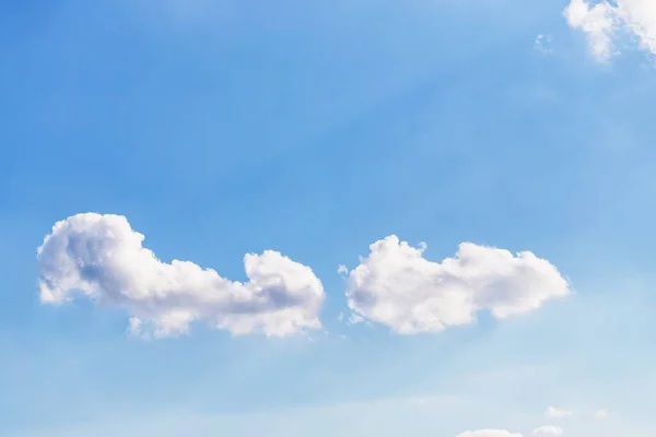 Маленькие Белые Облака Крылья Голубом Фоне Неба — стоковое фото