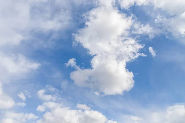 Błękitne Niebo Pięknymi Pływającymi Białymi Chmurami — Zdjęcie stockowe