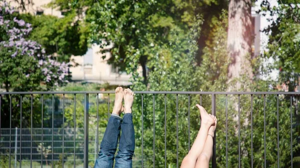 Nogi Bosaka Opalające Się Balkonie Panoramiczny Format Słoneczny Dzień — Zdjęcie stockowe