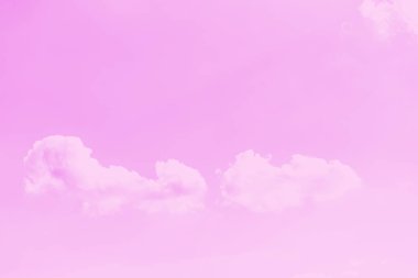 Pembe gökyüzü arka planındaki kanatlar gibi küçük bulutlar