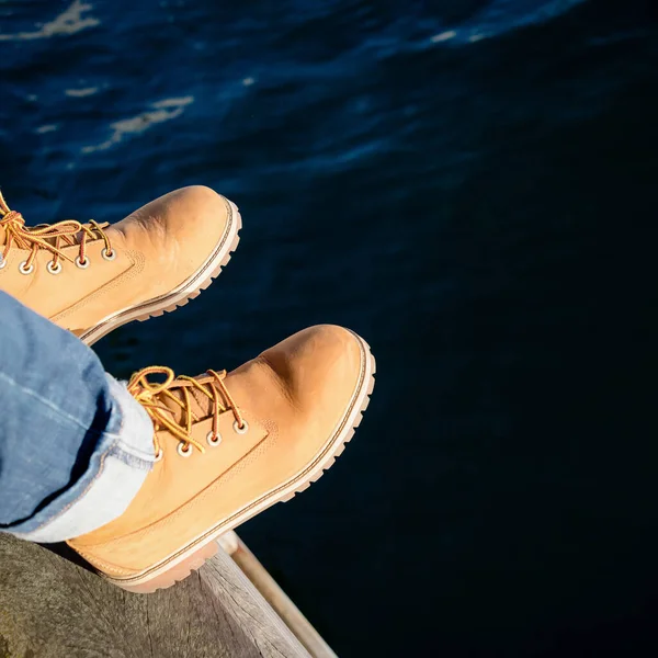 Pies Botas Amarillas Zapatos Sobre Agua Oscura Espacio Para Copiar — Foto de Stock