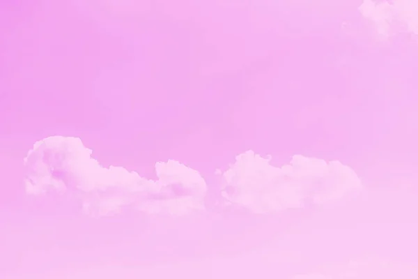 像粉红天空背景上的翅膀一样的小云朵 — 图库照片