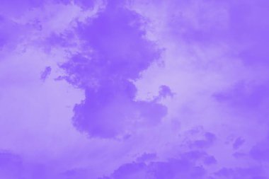 Soluk mor gökyüzünde güzel mor bulutlar, eğimli renkler.