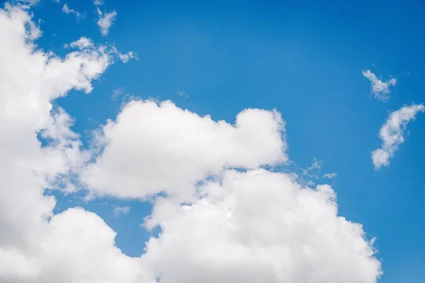 Cielo Azul Con Nubes Blancas Hermoso Fondo Del Cielo Espacio — Foto de Stock