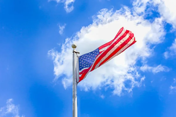 Bandiera Americana Contro Bel Cielo Blu Con Nuvole Bianche — Foto Stock