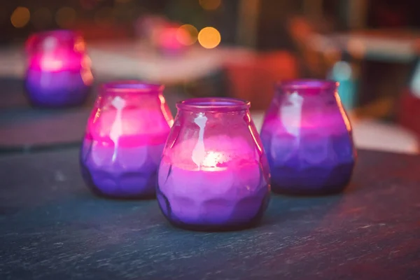 Brilhante Queimando Velas Roxas Rosa Mesa — Fotografia de Stock