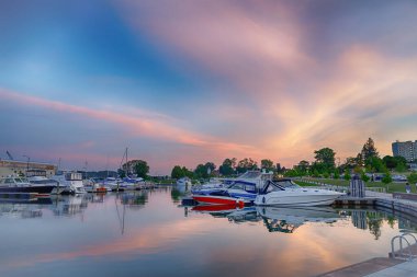 Rochester, ABD. 18 Haziran 2018 Güzel gün batımı ve Ontario gölünde tekneler
