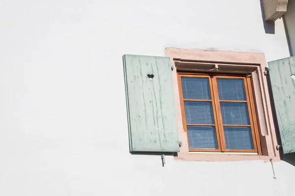 Ventana Persianas Con Corazón Pared Blanca Espacio Libre Detalles Colmar — Foto de Stock