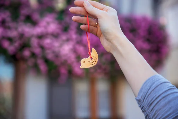 Mulher Segurando Pequeno Pássaro Cerâmica Fundo Flores Rosa Detalhes Alsácia — Fotografia de Stock