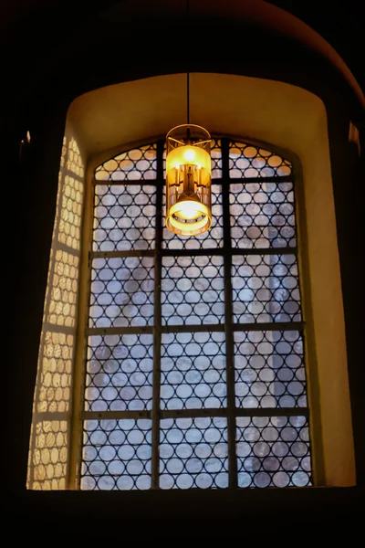 Красивое Окно Лампа Немецкой Католической Церкви Свет Тень — стоковое фото
