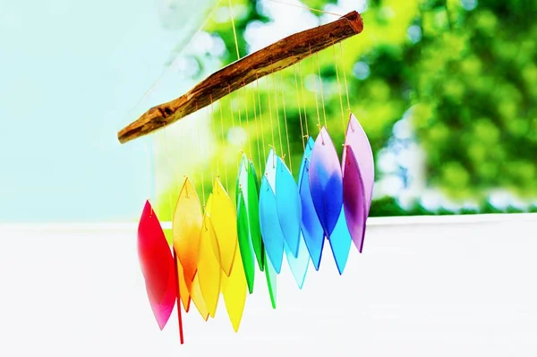 Gökkuşağı cam rüzgar çanları ya da doğa arka planında rüzgar çanı. Feng shui sembolü, boşluğu kopyala