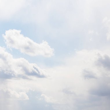 Narin beyaz bulutlu yumuşak gökyüzü