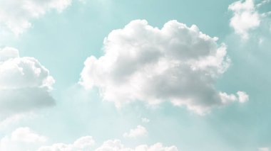 Narin beyaz bulutlu hafif nane rengi gökyüzü, 9 panoramik formatta 16
