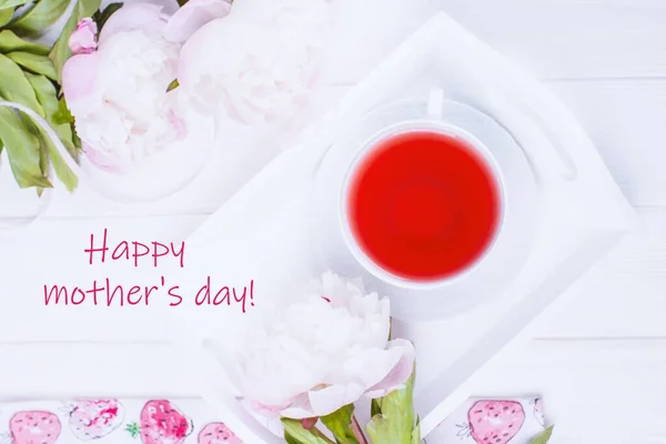 母亲节快乐贺卡 粉红色的茶和白色背景的牡丹 — 图库照片