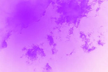 Bulutlu, tonlu fotoğraflı güzel mor gökyüzü arkaplanı