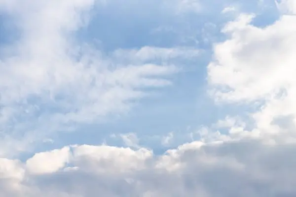 Сценическое Голубое Небо Пушистыми Белыми Облаками — стоковое фото