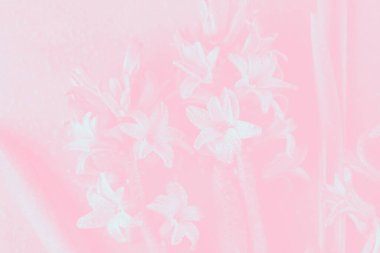 Açık pembe çiçekli beyaz sümbül desenli