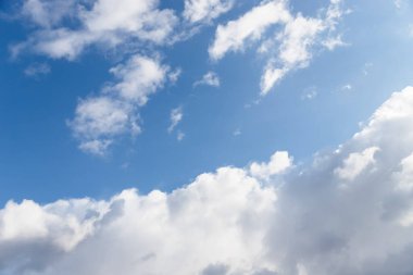 Gökyüzü manzaralı arka plan. Mavi gökyüzü kabarık beyaz bulutlarla