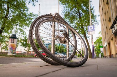 Mayıs 09 2020. Krakow, Polonya. Asma kilitli bisiklet tekerlekleri. Bisiklet hırsızlığı. Bisikletler çalındı ve sadece tekerlekler kaldı. Bisiklet hırsızlığı konsepti