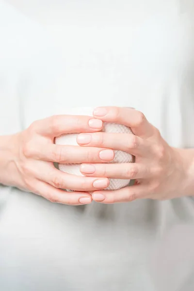 Hermosas Manos Femeninas Sosteniendo Copa Blanca Manicura Con Esmalte Uñas — Foto de Stock