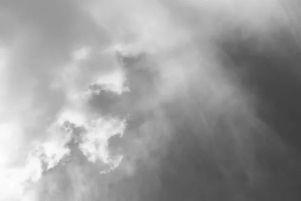 Драматические Серые Облака Бледном Небе Пасмурное Белое Облачное Небо — стоковое фото