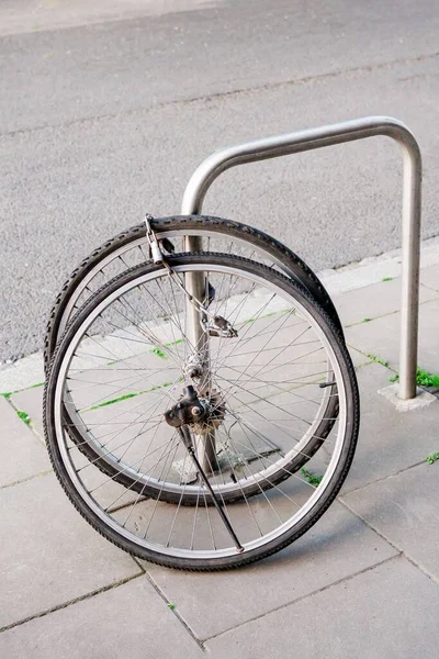 Cykelhjul Med Hänglås Stöld Cykel Cyklar Stulna Och Lämnade Bara — Stockfoto