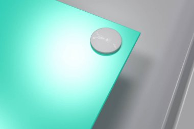 Beyaz zemin üzerine dikdörtgen renkli plaka perçin