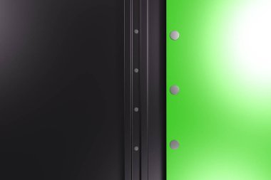 Siyah zemin üzerine dikdörtgen renkli plaka perçin