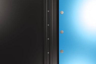 Siyah zemin üzerine dikdörtgen renkli plaka perçin