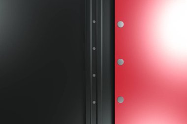 Siyah zemin üzerine dikdörtgen renkli plaka perçin