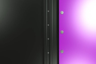 Siyah zemin üzerine dikdörtgen renkli plaka perçin