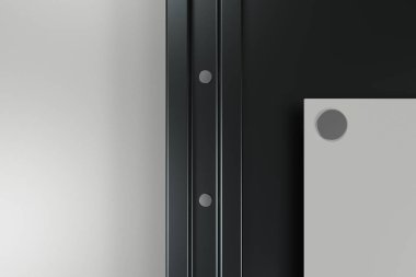 Perçin ile siyah ve beyaz arka plan üzerinde beyaz dikdörtgen plaka