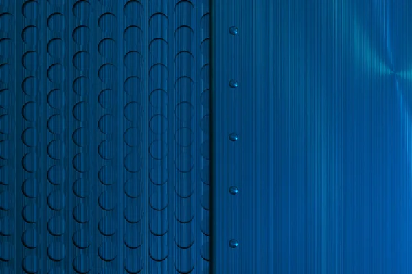 Rechteckige Metallplatte mit Nieten auf rundem Gitterhintergrund — Stockfoto