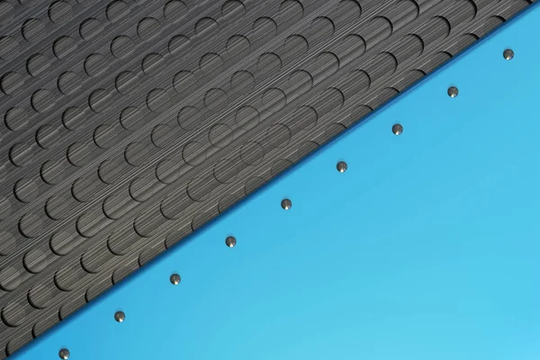 Rechteckige farbige Platte mit Nieten auf rundem Gitterboden — Stockfoto