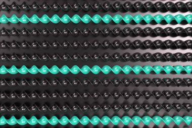 Siyah arka plan üzerine siyah ve mavi plastik spiral sopa