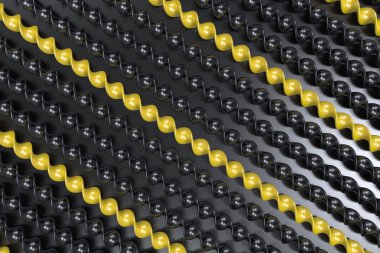 Siyah arka plan üzerine siyah ve sarı plastik spiral sopa