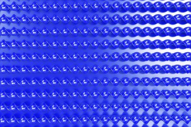 Mavi zemin üzerine mavi plastik spiral sopa