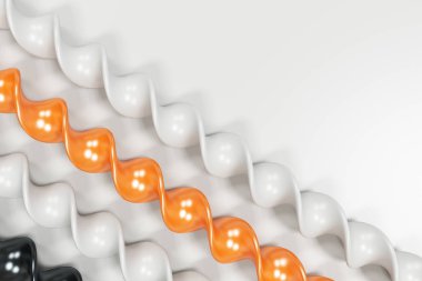 Siyah, beyaz ve turuncu plastik spiral beyaz adam üzerinde sopa.