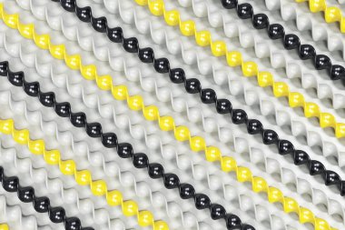 Siyah, beyaz ve sarı plastik spiral beyaz adam üzerinde sopa.