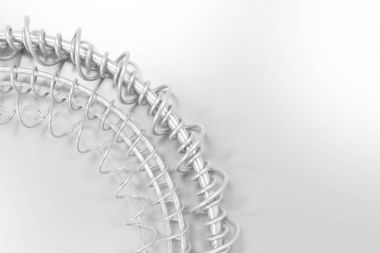 Yüzük ve spiraller beyaz zemin üzerine konsantrik şekli yapılır