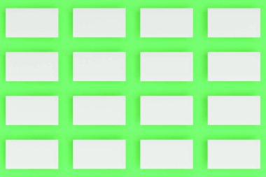 Yeşil zemin üzerine beyaz boş kartvizit mock-up