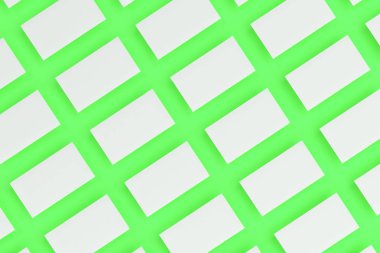 Yeşil zemin üzerine beyaz boş kartvizit mock-up