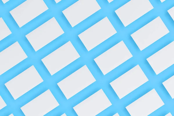 Maketa bílé prázdné vizitky na modrém pozadí — Stock fotografie