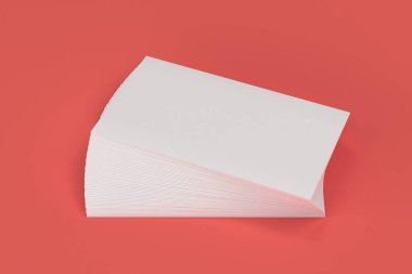 Kırmızı zemin üzerine beyaz boş kartvizit mock-up