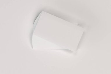 Beyaz arka plan üzerinde beyaz boş kartvizit mock-up