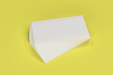 Sarı zemin üzerine beyaz boş kartvizit mock-up