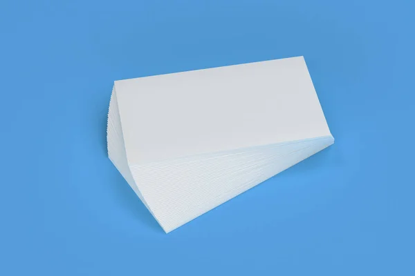 Tarjetas de visita blancas en blanco maqueta sobre fondo azul — Foto de Stock