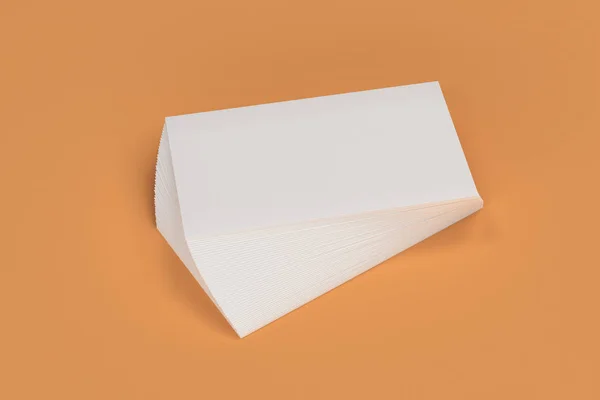 Branco branco branco cartões de visita mock-up no fundo laranja — Fotografia de Stock